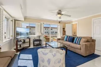 Living - 162 N First St, Hampton, VA 23664 photo 2 of 3