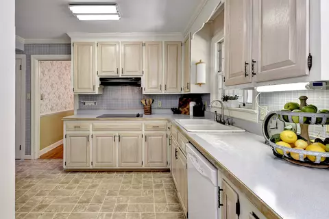 Kitchen - 265 E Queens Dr, Williamsburg, VA 23185 photo 3 of 4