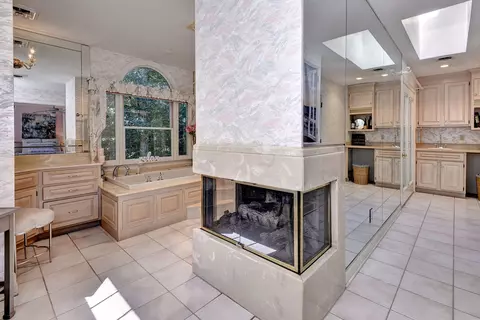 Bath - 265 E Queens Dr, Williamsburg, VA 23185 photo 6 of 6