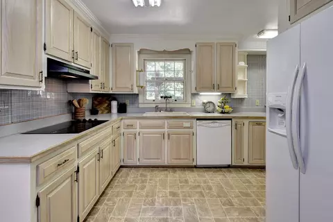 Kitchen - 265 E Queens Dr, Williamsburg, VA 23185 photo 2 of 4