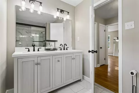 Bath - 200 Antietam Ct, Hampton, VA 23669 photo 2 of 6