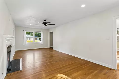 Living - 200 Antietam Ct, Hampton, VA 23669 photo 2 of 3