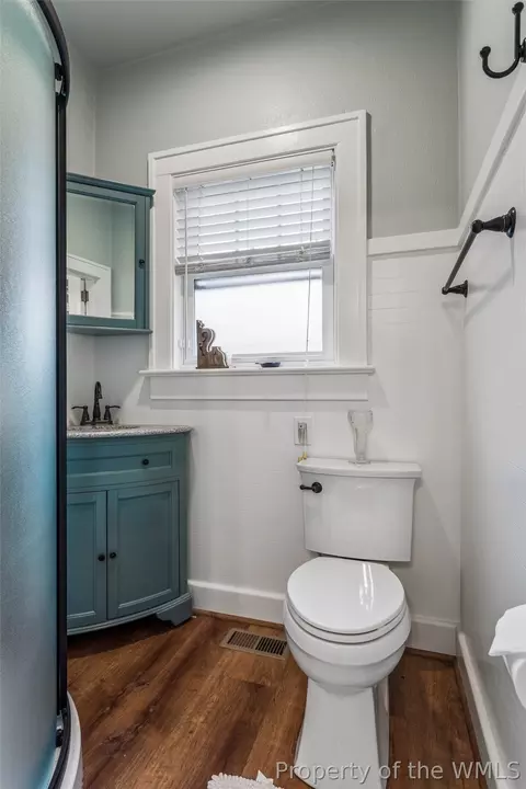 Bath - 70 Cherry Ave, Hampton, VA 23661 photo 2 of 4