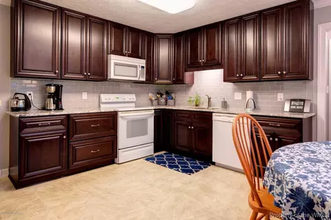 7 Honeysuckle Hl, Hampton, VA 23669 photo 2