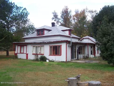 1397 Greys Point Rd, Topping, VA 23169 photo 1